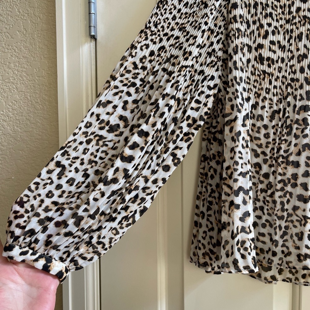 BANANA REPUBLIC animal print pleated top - Picture 4 of 8